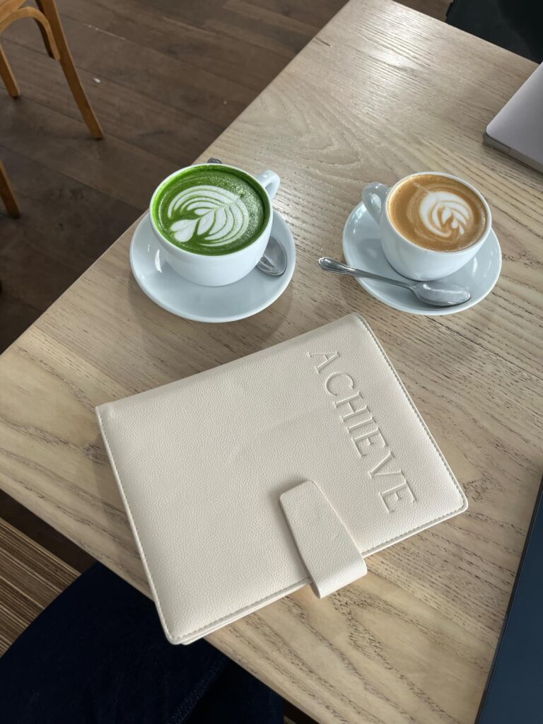 Stærke kvinder styrker hinanden gennem Achievara